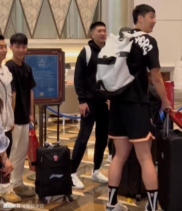 白袜男生踩脸