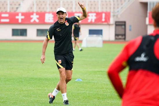 巧克力棒戳进甜甜圈视频