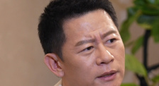 女大学生出差